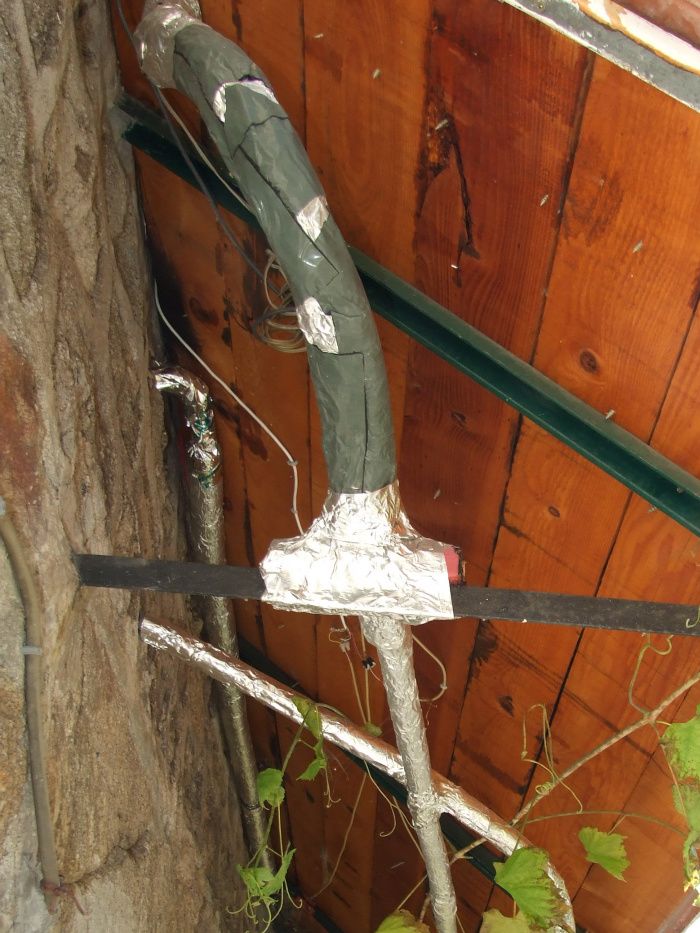 Supports des 3 capteurs en planches de coffrages et piquets de clôture. Ce qui n'empêche pas que tous les tuyaux soient bien calorifugés.