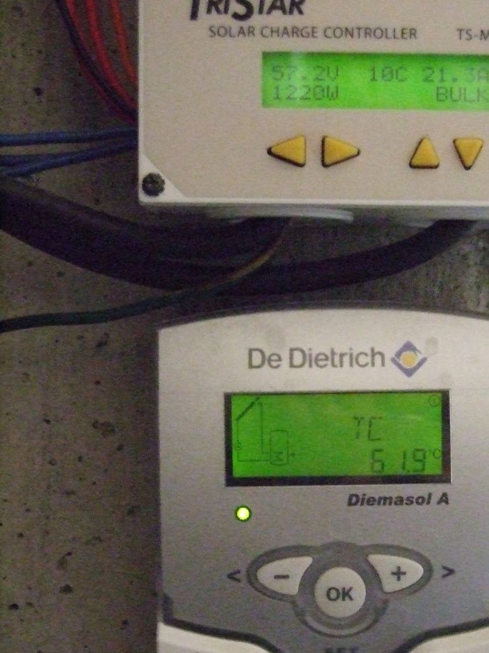 3 sondes de températures arrivent à ce régulateur qui met en route la pompe si il y a plus de chaleur dans les capteurs solaires que dans le ballon solaire, et l'arrête quand ça s'inverse.
