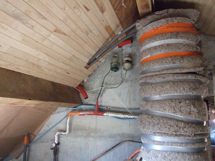 Au milieu, les 2 vases d'expansion de voitures anciennes qui servent ici à absorber la dilatation du fluide caloporteur.