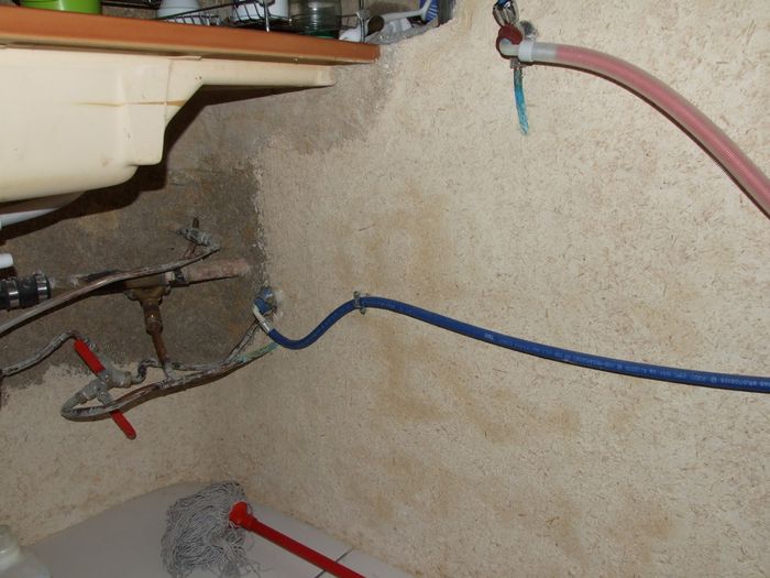 Le principe est de ruser l'électronique de la machine en faisant en sorte que l'eau qui rentre par l'entrée d'eau froide soit éventuellement déjà chaude, avec un système à température réglable
