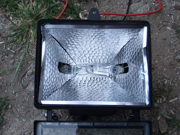 2 lampes 24V en série dans ce projecteur modifié comportant initialement 1 lampe 230V. Avec 2 projecteurs eux-mêmes en série, je retrouve mes 4 lampes en série sous alimentées de 50% donc quasi-éternelles, ce qui dans des projecteurs perchés à 10m du sol est un avantage de plus.