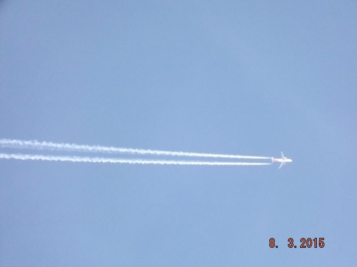 Si vous voyez la forme de l'avion à l'oeil nu, 2 possibilités. Soit l'avion est en phase de descente parce qu'il va atterir (ou montée), soit c'est qu'il est militaire ou clandestin, ici à 4000/5000m hors de tout couloir civil. Ce jour là, les pilotes ont fait une pause entre 10h30 et 11h30, indiquant qu'ils venaient de l'Est où il était entre 12h et 13h dans leur fuseau horaire (avec la 1/2h pour rentrer). A l'altitude normale de 10000/11000m, vous ne devez voir qu'un trait, le fuselage sans les ailes ni l'empenage arrière.