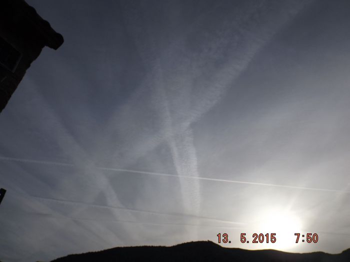 LA CANICULE EN 4 PHOTOS.
INDÉPENDANT DU TEXTE.
Après un mois d'avril relativement clair (il y avait la journée mondiale contre la géo-ingéniérie le 25), revoila les gazages en mai et juin, MAIS SURTOUT DU MILIEU DE LA NUIT JUSQU'A 8/9h Pourquoi?
