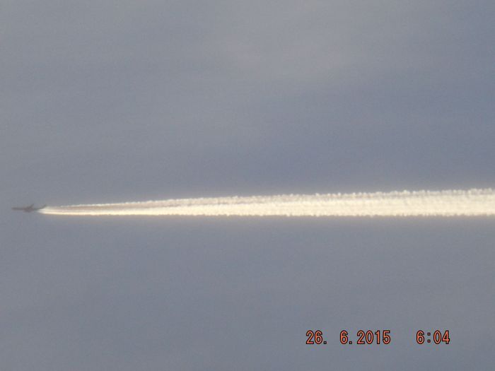 Pourquoi? Pour empêcher la température de descendre la nuit. Tout le monde sait que la température nocturne descend moins par temps nuageux que par nuit étoilée.
 Dans quel but?
N.B: avion de catégorie 1, la trainée commence tout de suite sans espace. En plus, l'avion est noir donc non givré, donc à + de O°C, il ne devrait y avoir aucune trainée. Photo multi-preuve.
