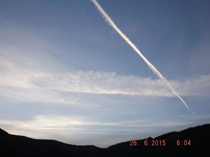 En empêchant le refroidissement nocturne pendant 2 mois, les mafieux provoquent une canicule....qui tombe à pic pour les conférences sur le climat!...et la propagande du réchauffement qui va avec. à 9h, plus d'avions seuls les lèves-tôt minoritaires peuvent les voir.