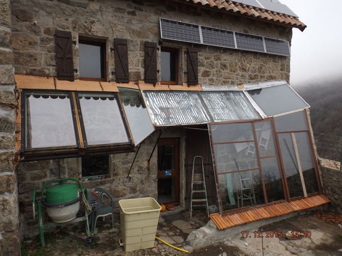 Les vitres ont la même inclinaison que les 4 panneaux photovoltaiques qui permettent d'équilibrer la production des jours les plus courts en étant à l'ombre du toit le reste de l'année.Bientôt 1 an que le régulateur MPPT est installé, le jour du nouveau bilan du système photovoltaïque est pour bientot.