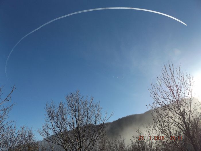 L'avion est reparti dans la direction diamétralement opposée à celle de sa direction initiale, c'était un demi tour complet....juste avant que je me trouve à mon tour dans les nuages qu'on voit émerger en bas à droite.