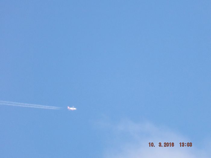 Le même avion zoomé X50. On voit plus précisément l'espace transparent derrière, équivalent à une bonne fois la longueur de l'avion...à condition de mesurer dès la sortie des réacteurs et non pas à partir de l'aileron arrière.