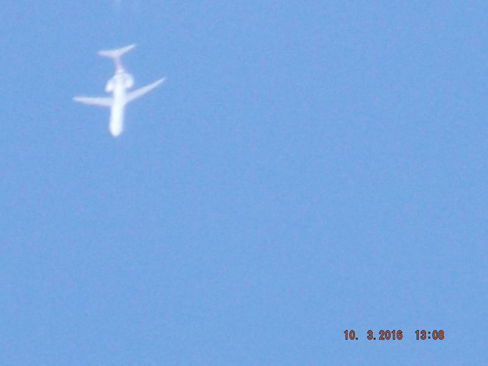 La trainée commence en dehors du cadre de la photo, mettant bien en évidence l'espace transparent qui doit être égal à environ la longueur de l'avion... Une règle de normalité qui devient trop rare.