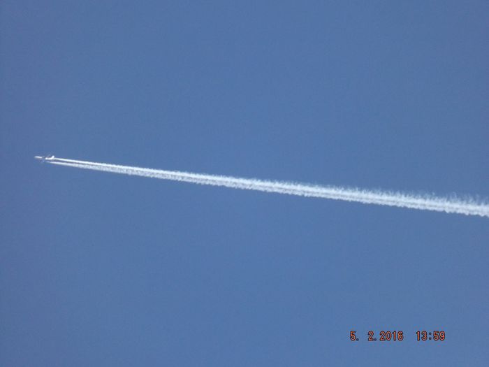 L'inverse des 2 dernières photos.
Non seulement il n'y a pas l'espace transparent derrière l'avion, mais la trainée est aussi l'inverse: plus on s'éloigne de l'avion, plus elle s'élargit et s'étale. Conditions météo identiques, ciel limpide aussi...il y avait eu très peu d'avions ce jour.