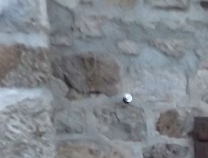 Et voilà le travail! une véranda bioclimatique à 2 fonctions: 1) chauffer la partie de la maison qui est derrière, voir photo suivante. 2) améliorer le rendement des capteurs solaires thermiques installés depuis 2005 qui se retrouvent du coup à servir de toiture pour une grosse moitié droite, et comme ça, il chaufferont aussi un peu par en dessous au lieu d'y perdre un peu de la chaleur du soleil venant du dessus.