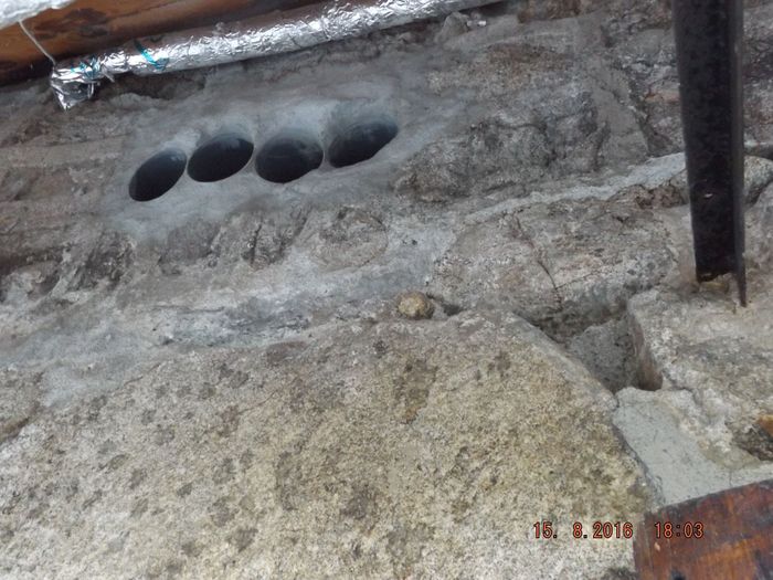 Au sommet de la véranda à l'intérieur, juste sous les capteurs solaires thermiques, voilà les 4 tuyaux par lesquels l'air chaud va traverser le mur et rentrer directement au 1er étage.
