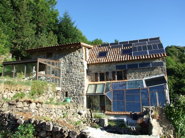 L'écolieu construit au départ avec des matériaux locaux: pierres de granit taillées au burin/marteau et bois de chataignier. Evidemment, avec toute la verroterie que j'y ai rajouté, le batiment a un peu perdu son cachet de maison ancienne, mais en contrepartie,   elle chauffe sans chauffage!!!
