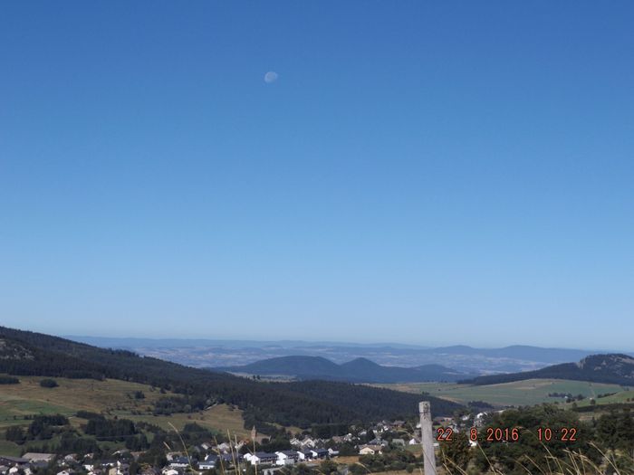 22 août, pendant la période sans chemtrails du 21 au 28 août. La nature se rééquilibre vite, on voit à 200Km! Cette photo est prise sur le flanc Ouest du Mont Mézenc, à 1500m d'altitude, au premier plan le village des Estables. On voit jusqu'au massif du Plomb du Cantal et même plus loin de chaque côté. Comme quoi les pollutions terrestres sont bien moins pires que les épandages aériens clandestins qui ne donnent aucune chance de voir aussi loin avec un ciel aussi clair.