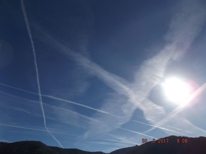 Comme d'habitude quand il s'agit de réchauffer, les avions commencent les épandages en fin de nuit pour créer une serre de cirrus artificiels vers 6/8000m