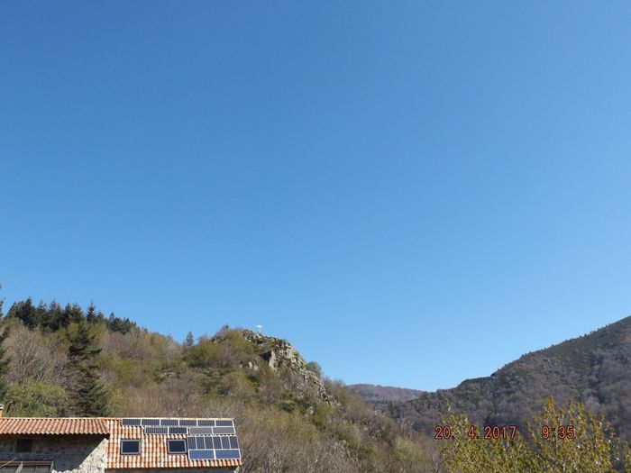 Depuis le dernier épandage massif de fin Mars décrit plus haut, le ciel a été globalement comme celui-ci, à part quelques chemtrails isolés d'avions étant allé chier et vomir ailleurs et dégazant les fonds de réservoirs d'épandages sur le retour à leur arrêtauxporcs. Gageons que les campagnes d'épandages intensifs reprendront dès que le nouveau candidat des banques sera élu.