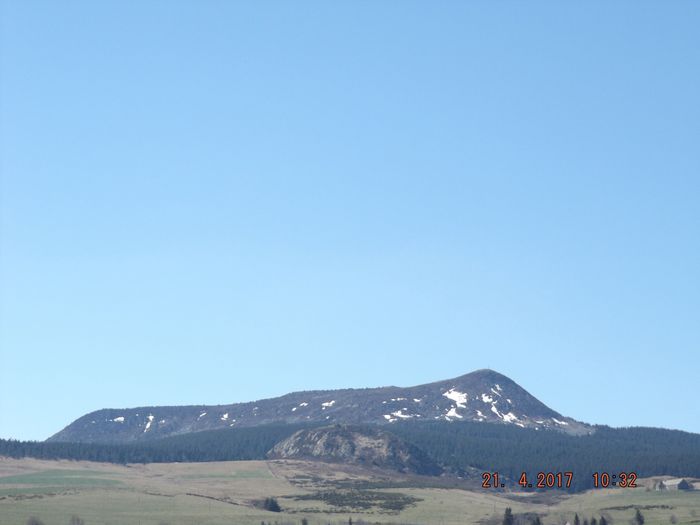 Le Mézenc au grand angle avec le ciel bleu vrai visible jusqu'à 50° au dessus de l'horizon.