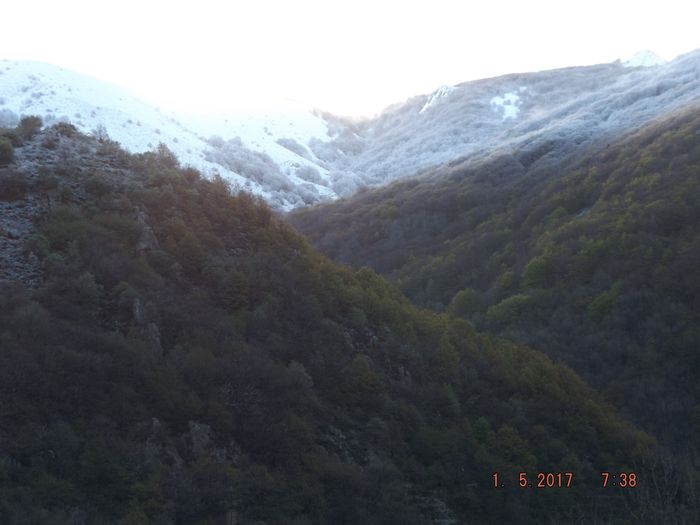 Comme l'année dernière LE MêME JOUR, voilà la neige des 1er Mai. Situation beaucoup plus fréquente depuis 2012 que dans toute la période de réchauffement (1975/1998) et de hiatus (1999/2011). Preuve que le climat est cyclique, c'est le soleil qui décide en première position; détails sur ma page 