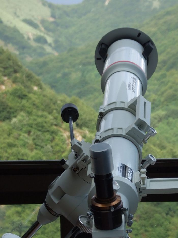 La lunette astro de 102mm à viseur polaire et chercheur de 50, équipée ici de son nouveau filtre solaire donnant un soleil blanc, moins beau pour faire des photos. L'ancien filtre avait  + de 20ans d'äge et donnait un beau soleil jaune orangé mais il laissait passer de plus en plus de lumière au point d'être très dangereux pour les yeux.