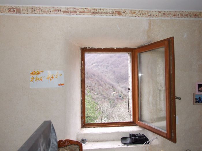 Un exemple du 1er avantage de la liste ci-dessous: les cotés gauche et dessus de la fenêtre sont arrondis, une étagère en bas, et à droite, le mur a la forme de la fenêtre ouverte pour l'ouvrir le plus possible sans diminuer la masse de l'isolant: la vitre plaque le chanvre aussi bien que le cadre quand c'est ouvert comme ici.