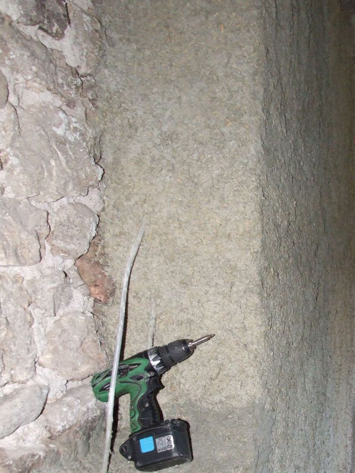 La perceuse donne l'échelle, il y a déjà entre 35 et 40cm d'épaisseur dans cette zone où je me rapproche de l'angle d'où est prise la photo. Un angle aigü est pas très bon géobiologiquement parlant, et là il est devenu droit ou presque, au prix de 50cm d'épaisseur en arrivant sur l'angle.