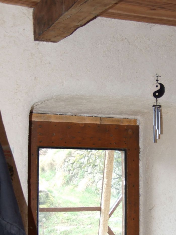 Encore une voûte dont on ne voit plus les ferrailles enfouies ni les gaines électriques noyées dans le béton de chanvre. Mais en regardant bien, il y a  derrière la vitre un petit pilier de la même couleur que les murs intérieurs. C'est lui qui va nous occuper dans le paragraphe ci-dessous.
