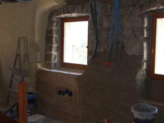 Tous les stades sont sur cette photos, hormis le nettoyage des pierres. A gauche, une partie finie, au milieu une partie grise finie et sèche mais sans la finition jaune pâle. Et enfin à droite, une partie fraîche en cours de construction.