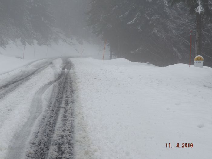 10 jours après cette photo, au même endroit, randonneurs et cyclistes suaient en T shirt. Et encore 10 jours après, le 1er mai précisément, c'était à nouveau le même paysage neigeux. Les raisons de ces sauts climatiques sont multiples, mais j'en ai trouvé une inédite.
Pour l'anecdote, l'ordinateur vivant a dit: c'est le printemps!, donc, pas de déneigement comme les précédents mois d'avril et mai 2016 et 2017.