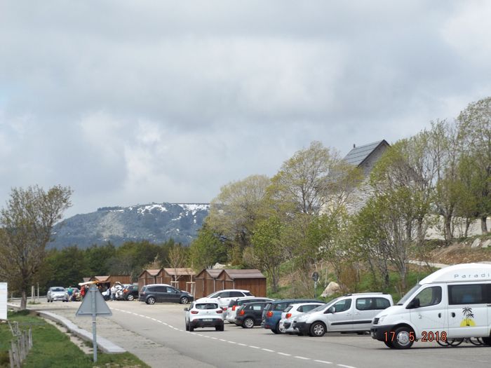 Quand des stands d'exposants sont ouverts en semaine hors vacances scolaires, c'est qu'il fait chaud, sinon il n'y a personne au parking (alt: 1417m) du Mont Gerbier des Joncs (sources de la Loire) Tellement convaincue du réschoffement climaturgique, la foule est venue par un temps encore frais puisque la neige du 13 mai n'a pas toute fondue.