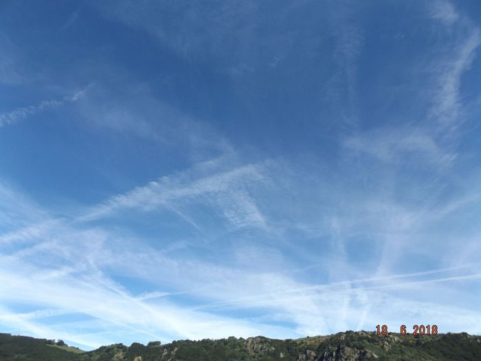Bingo! le 18 juin, 3jours avant la fête, gros épandages, voici les nanoparticules en train de s'étaler pour former une serre de cirrus artificiels. ça commence à se réchauffer, plus le 19 et encore plus le 20, et le maximum quand le vent s'est arrêté, le 21, pour la fête de la musique et le solstice d'été. Ajoutez à cela la propagande des bulletins météos subliminant que les maximums très locaux sont généralisables, et la manipulation cérébrale est parfaite: les gens se souviendront du 21, pas d'avant le 18 ni du 22... 