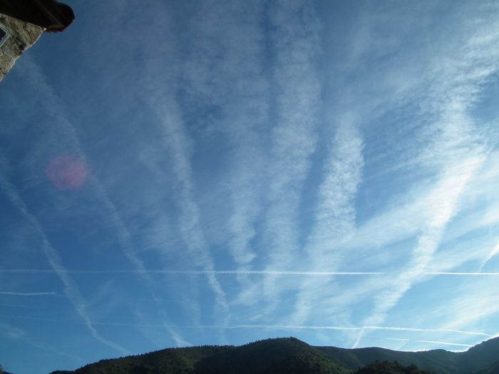 15 et 24/9/18 ainsi que le 2/10/18. Je n'avais pas vu depuis chez moi de ciel tartiné à ce point depuis le 26/10/2017. Le fait qu'il y en a moins ne veut pas dire qu'il n'y en a plus; depuis fin août, chaque départ de fraicheur est bloqué par ces serres de cirrus artificiels: il faut prolonger l'été 