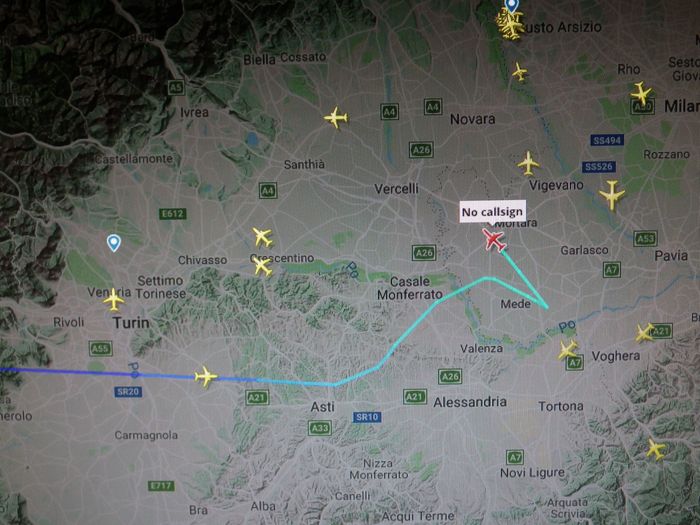 Après être descendu jusque vers 3/4000m, l'avion commence a faire des tours dans son secteur prévu pour l'épandage. Comme il revenait sur Tortona puis Voghera, je m'apprêtais a refaire une capture quand l'avion a subitement disparu de l'écran! Avec toute la trajectoire et ce qui le concerne bien sûr.