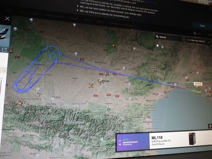 En milieu de journée, seulement 7 avions dans un quart sud de la France + Pyrénées espagnoles, ce qui permet de bien voir le trajet de cet intrus qui, parti de la base militaire d'Istres, est allé tourner pendant 2 heures au dessus de la région de Mont-de-Marsan, à 7000m d'altitude ce qui est bas pour un gros Airbus, avant de rentrer à la base. Epandage? Exercice militaire? Surveillance photo du confinement? Il m'aurait fallu connaitre quelqu'un habitant cette zone et le questionner pour savoir, car l'épandage se repère facilement du sol.